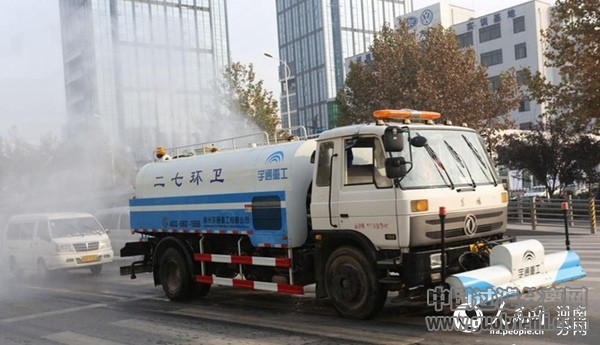 鄭州市大街小巷，灑水車作業隨處可見。（通訊員楊正華供圖）